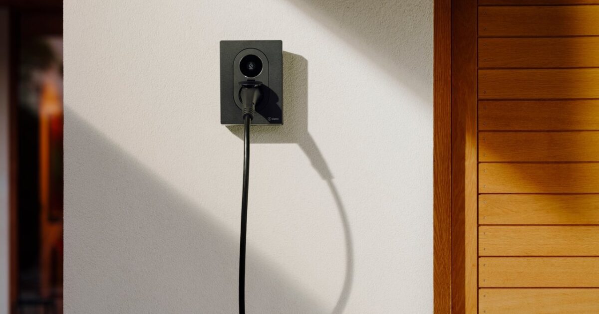 Zaptec Go 2 met laadkabel gemonteerd tegen een lichte gevel